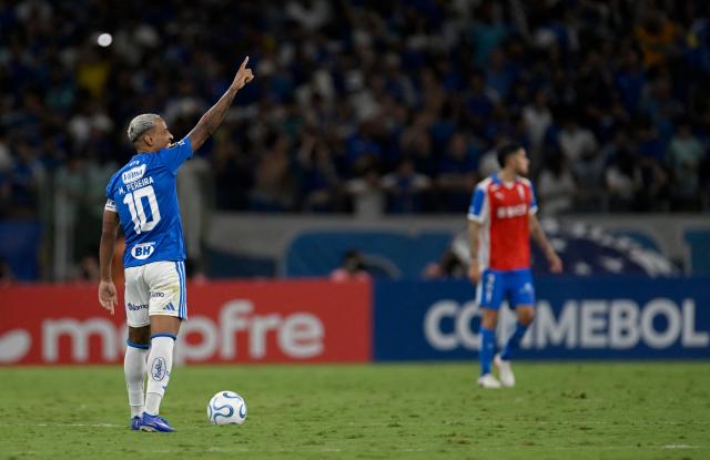 Cruzeiro's midfielder #10 Matheus Pereira celebrates after scoring his team's first goal during the Copa Libertadores group stage football match between Brazil's Cruzeiro and Chile's Universidad Catolica at the Mineirao stadium in Belo Horizonte, state of Minas Gerais, Brazil, on April 15, 2026. (Photo by DOUGLAS MAGNO / AFP)
