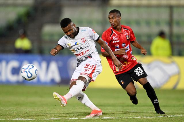Independiente Petrolero's Brazilian midfielder #93 Willie kicks the ball past Caracas' midfielder #33 Wilfred Correa during the Copa Sudamericana group stage football match between Venezuela's Caracas FC and Bolivia's Independiente Petrolero at the Olimpico de la UCV stadium in Caracas on April 15, 2026. (Photo by Juan BARRETO / AFP)