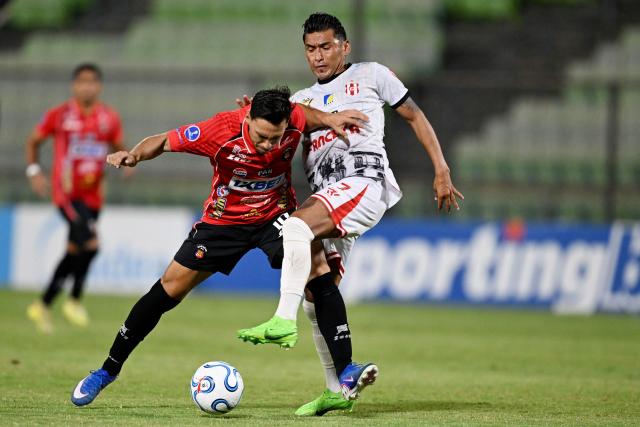 Caracas' midfielder #10 Michael Covea (L) and Independiente Petrolero's midfielder #07 Rudy Cardozo (R) fight for the ball during the Copa Sudamericana group stage football match between Venezuela's Caracas FC and Bolivia's Independiente Petrolero at the Olimpico de la UCV stadium in Caracas on April 15, 2026. (Photo by Juan BARRETO / AFP)
