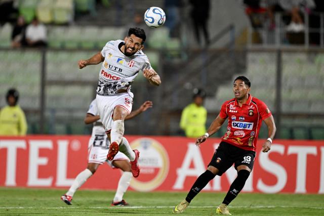 Independiente Petrolero's Paraguayan defender #05 Luis Palma heads the ball past Caracas' defender #13 Jesus Yendis during the Copa Sudamericana group stage football match between Venezuela's Caracas FC and Bolivia's Independiente Petrolero at the Olimpico de la UCV stadium in Caracas on April 15, 2026. (Photo by Juan BARRETO / AFP)