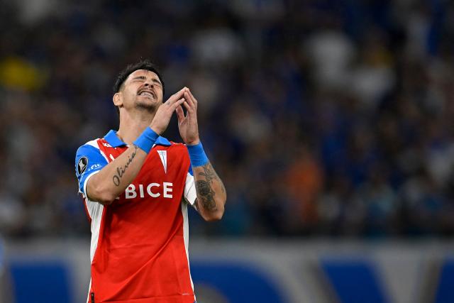 Universidad Catolica's Argentine forward #09 Fernando Zampedri gestures during the Copa Libertadores group stage football match between Brazil's Cruzeiro and Chile's Universidad Catolica at the Mineirao stadium in Belo Horizonte, state of Minas Gerais, Brazil, on April 15, 2026. (Photo by DOUGLAS MAGNO / AFP)