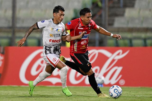 Independiente Petrolero's midfielder #07 Rudy Cardozo (L) and Caracas' defender #13 Jesus Yendis (R) fight for the ball during the Copa Sudamericana group stage football match between Venezuela's Caracas FC and Bolivia's Independiente Petrolero at the Olimpico de la UCV stadium in Caracas on April 15, 2026. (Photo by Juan BARRETO / AFP)