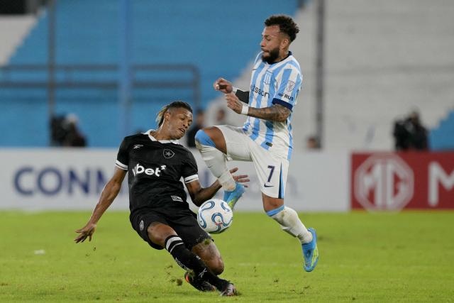 Racing's Colombian forward #07 Duvan Vergara (R) and Botafogo's midfielder #08 Danilo (L) fight for the ball during the Copa Sudamericana group stage football match between Argentina's Racing Club and Brazil's Botafogo at the Presidente Peron 'El Cilindro' stadium, in Avellaneda, Buenos Aires province, Argentina on April 15, 2026. (Photo by JUAN MABROMATA / AFP)