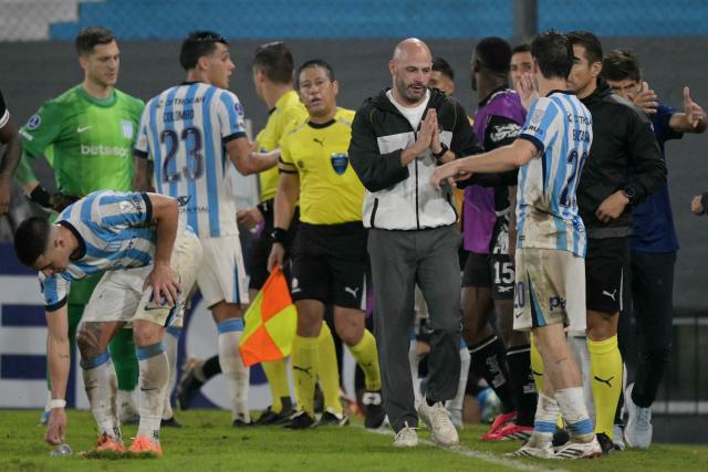 Botafogo's Portuguese head coach Franclim Carvalho (C) apologizes after celebrating his team's third goal scored by midfielder #08 Danilo (unseen) during the Copa Sudamericana group stage football match between Argentina's Racing Club and Brazil's Botafogo at the Presidente Peron 'El Cilindro' stadium, in Avellaneda, Buenos Aires province, Argentina on April 15, 2026. (Photo by JUAN MABROMATA / AFP)