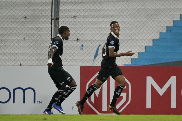 Botafogo's midfielder #08 Danilo (R) celebrates scoring his team's third goal during the Copa Sudamericana group stage football match between Argentina's Racing Club and Brazil's Botafogo at the Presidente Peron 'El Cilindro' stadium, in Avellaneda, Buenos Aires province, Argentina on April 15, 2026. (Photo by JUAN MABROMATA / AFP)