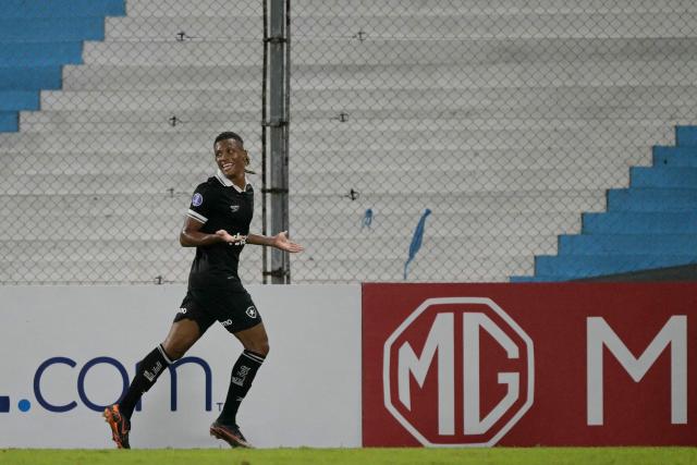 Botafogo's midfielder #08 Danilo celebrates scoring his team's third goal during the Copa Sudamericana group stage football match between Argentina's Racing Club and Brazil's Botafogo at the Presidente Peron 'El Cilindro' stadium, in Avellaneda, Buenos Aires province, Argentina on April 15, 2026. (Photo by JUAN MABROMATA / AFP)