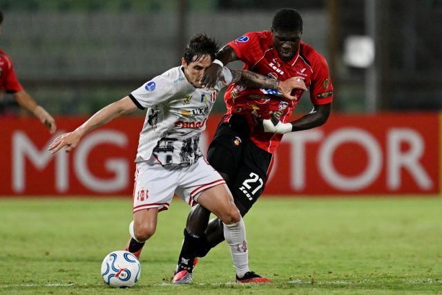 Independiente Petrolero's Paraguayan defender #05 Luis Palma (L) and Caracas' Colombian forward #27 Sebastian Gonzalez (R) fight for the ball during the Copa Sudamericana group stage football match between Venezuela's Caracas FC and Bolivia's Independiente Petrolero at the Olimpico de la UCV stadium in Caracas on April 15, 2026. (Photo by Juan BARRETO / AFP)