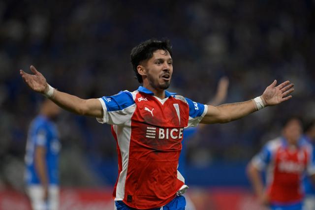 Universidad Catolica's midfielder #14 Jimmy Martinez celebrates after scoring his team's second goal during the Copa Libertadores group stage football match between Brazil's Cruzeiro and Chile's Universidad Catolica at the Mineirao stadium in Belo Horizonte, state of Minas Gerais, Brazil, on April 15, 2026. (Photo by DOUGLAS MAGNO / AFP)