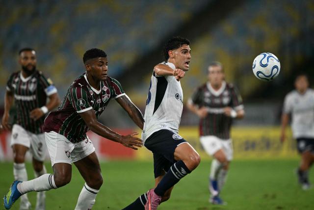Fluminense's midfielder #35 Hercules (L) and Independiente Rivadavia's forward #43 Fabrizio Sartori fight for the ball during the Copa Libertadores group stage football match between Brazil's Fluminense and Argentina's Independiente Rivadavia at the Maracana stadium in Rio de Janeiro, Brazil, on April 15, 2026. (Photo by MAURO PIMENTEL / AFP)