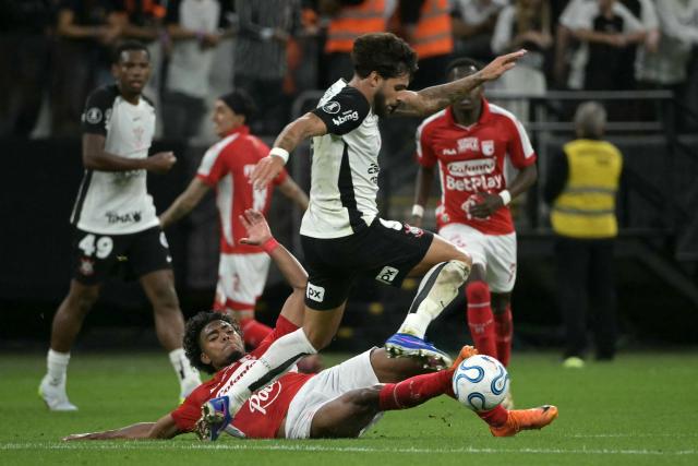 Santa Fe's midfielder #06 Kilian Toscano (L) and Corinthians' forward #09 Yuri Alberto fight for the ball during the Copa Libertadores group stage football match between Brazil's Corinthians and Colombia's Independiente Santa Fe at the Neo Quimica Arena stadium in Sao Paulo,, Brazil, on April 15, 2026. (Photo by NELSON ALMEIDA / AFP)