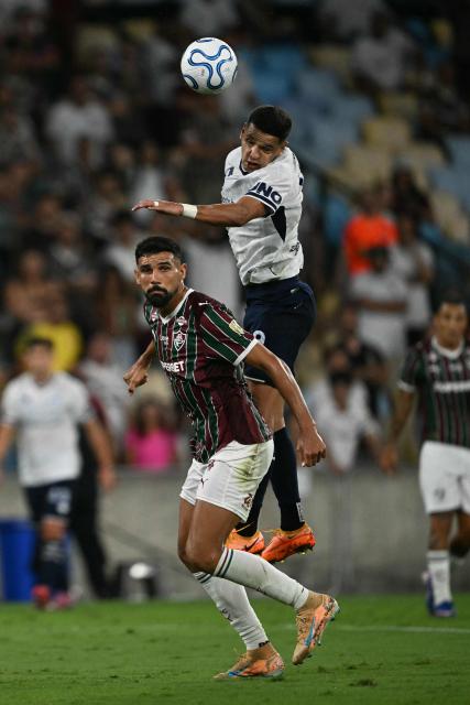 Independiente Rivadavia's Paraguayan forward #09 Alex Arce (back) heads the ball past Fluminense's Argentine defender #22 Juan Pablo Freytes during the Copa Libertadores group stage football match between Brazil's Fluminense and Argentina's Independiente Rivadavia at the Maracana stadium in Rio de Janeiro, Brazil, on April 15, 2026. (Photo by MAURO PIMENTEL / AFP)