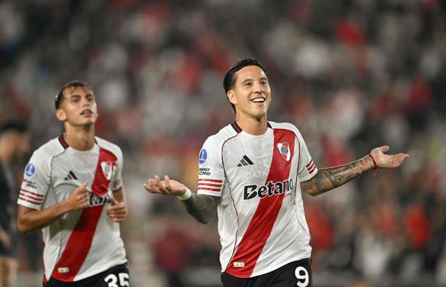 River Plate's forward #09 Sebastian Driussi celebrates scoring his team's first goal during the Copa Sudamericana group stage football match between Argentina's River Plate and Venezuela's Carabobo at the Mas Monumental stadium in Buenos Aires on April 15, 2026. (Photo by Luis ROBAYO / AFP)