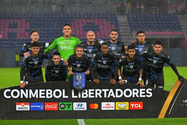 Players of Independiente del Valle pose for a picture ahead of the Copa Libertadores group stage football match between Ecuador's Independiente del Valle and Venezuela's Universidad Central at the Banco Guayaquil stadium in Quito, on April 15, 2026. (Photo by Rodrigo BUENDIA / AFP)