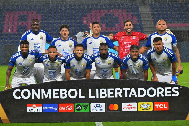 Players of Universidad Central pose for a picture ahead of the Copa Libertadores group stage football match between Ecuador's Independiente del Valle and Venezuela's Universidad Central at the Banco Guayaquil stadium in Quito, on April 15, 2026. (Photo by Rodrigo BUENDIA / AFP)