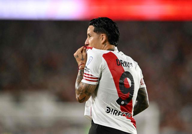 River Plate's forward #09 Sebastian Driussi celebrates scoring his team's first goal during the Copa Sudamericana group stage football match between Argentina's River Plate and Venezuela's Carabobo at the Mas Monumental stadium in Buenos Aires on April 15, 2026. (Photo by Luis ROBAYO / AFP)