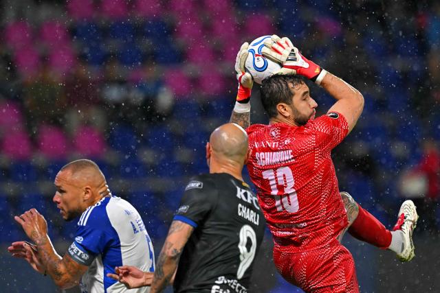 Universidad Central's goalkeeper #13 Giancarlo Schiavone grabs the ball against Independiente del Valle's Paraguayan forward #09 Carlos Gonzalez during the Copa Libertadores group stage football match between Ecuador's Independiente del Valle and Venezuela's Universidad Central at the Banco Guayaquil stadium in Quito, on April 15, 2026. (Photo by Rodrigo BUENDIA / AFP)
