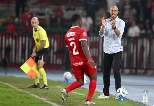 America de Cali's coach David Gonzalez gestures during the Copa Sudamericana group stage football match between Colombia's America de Cali and Peru's Alianza Atletico at the Pascual Guerrero stadium in Cali, Valle del Cauca, Colombia, on April 15, 2026. (Photo by JOAQUIN SARMIENTO / AFP)