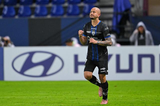 Independiente del Valle's Paraguayan forward #09 Carlos Gonzalez celebrates scoring his team's third goal during the Copa Libertadores group stage football match between Ecuador's Independiente del Valle and Venezuela's Universidad Central at the Banco Guayaquil stadium in Quito, on April 15, 2026. (Photo by Rodrigo BUENDIA / AFP)