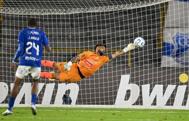 Boston River's goalkeeper #12 Juan Ignacio Gonzalez fails to stop the ball to concede the opening goal during the Copa Sudamericana group stage football match between Colombia's Millonarios and Uruguay's Boston River at the Nemesio Camacho El Campin Stadium in Bogota on April 15, 2026. (Photo by Raul ARBOLEDA / AFP)