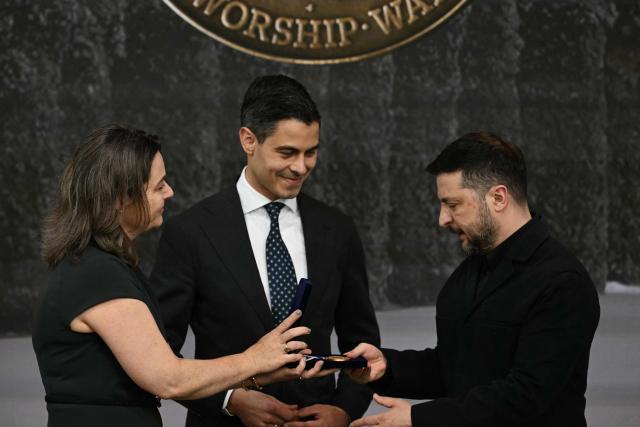 Ukraine's President Volodymyr Zelensky (R), next to Dutch Prime Minister Rob Jetten (C),  receives the International Four Freedoms Award during the Roosevelt Foundation's International Four Freedoms Awards ceremony in Middelburg on April 16, 2026. (Photo by NICOLAS TUCAT / AFP)