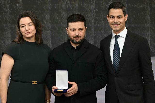 Ukraine's President Volodymyr Zelensky (C), next to Dutch Prime Minister Rob Jetten (R),  receives the International Four Freedoms Award during the Roosevelt Foundation's International Four Freedoms Awards ceremony in Middelburg on April 16, 2026. (Photo by NICOLAS TUCAT / AFP)