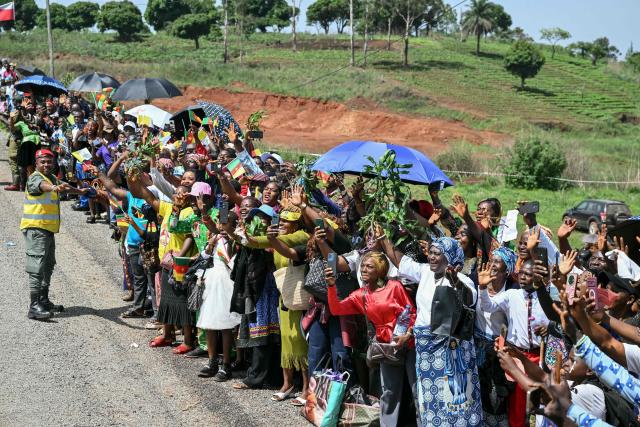 Supporters of Pope Leo XIV gather next to the road ahead of the Holy Mass at Bamenda Airport in Bamenda, on the fourth day of an 11-day apostolic journey to Africa, on April 16, 2026. (Photo by Alberto PIZZOLI / AFP)