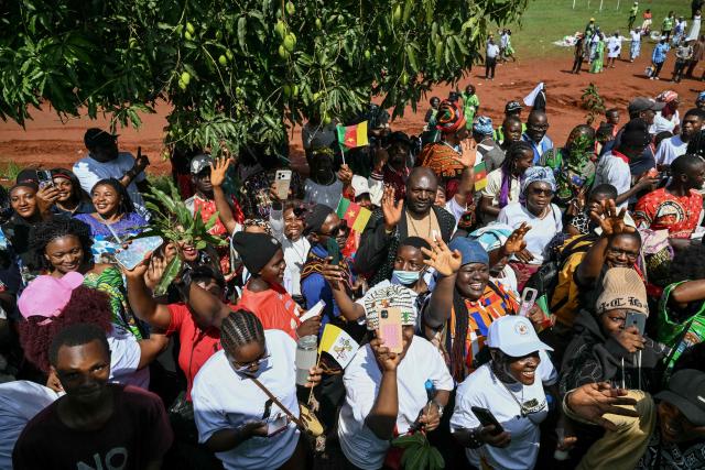 Supporters of Pope Leo XIV gather next to the road ahead of the Holy Mass at Bamenda Airport in Bamenda, on the fourth day of an 11-day apostolic journey to Africa, on April 16, 2026. (Photo by Alberto PIZZOLI / AFP)
