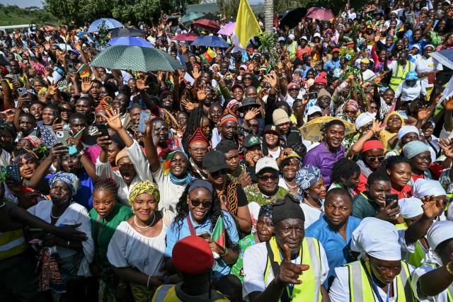 Supporters of Pope Leo XIV gather next to the road ahead of the Holy Mass at Bamenda Airport in Bamenda, on the fourth day of an 11-day apostolic journey to Africa, on April 16, 2026. (Photo by Alberto PIZZOLI / AFP)