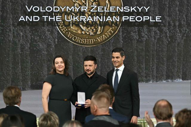 Ukraine's President Volodymyr Zelensky (C), next to Dutch Prime Minister Rob Jetten (R),  receives the International Four Freedoms Award during the Roosevelt Foundation's International Four Freedoms Awards ceremony in Middelburg on April 16, 2026. (Photo by NICOLAS TUCAT / AFP)