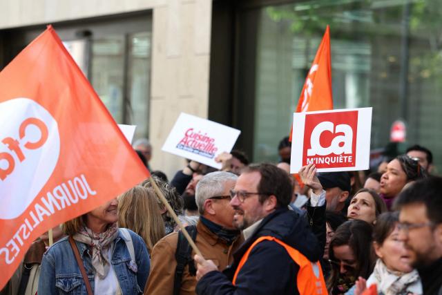 Employees of the leading magazine publisher in France Prisma Group gather during a demonstration against the Employment Protection Plan (PSE) in front of a building of the Prisma Media Group in Paris on April 16, 2026. Prisma Group announced to staff representatives on March 30, 2026 a plan to cut 261 jobs, representing 40% of its workforce, according to the CGT union. (Photo by ALAIN JOCARD / AFP)