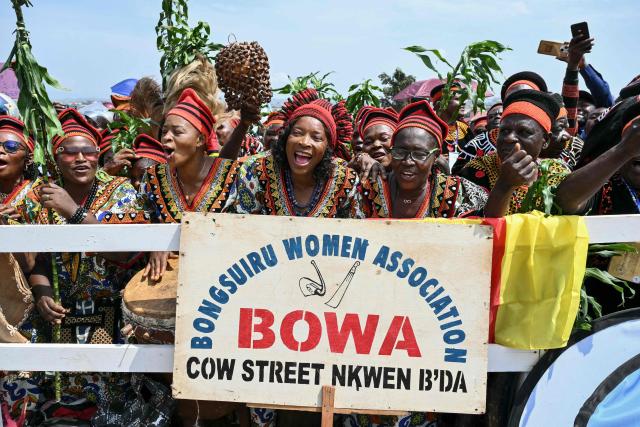 Supporters of Pope Leo XIV cheer as they wait for his arrival at Saint Joseph's Cathedral in Bamenda, on the fourth day of an 11-day apostolic journey to Africa, on April 16, 2026. (Photo by Alberto PIZZOLI / AFP)