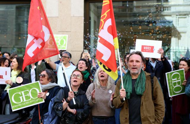 Employees of the leading magazine publisher in France Prisma Group gather during a demonstration against the Employment Protection Plan (PSE) in front of a building of the Prisma Media Group in Paris on April 16, 2026. Prisma Group announced to staff representatives on March 30, 2026 a plan to cut 261 jobs, representing 40% of its workforce, according to the CGT union. (Photo by Alain JOCARD / AFP)