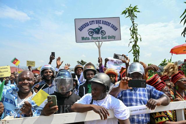 Supporters of Pope Leo XIV cheer as they wait for his arrival at Saint Joseph's Cathedral in Bamenda, on the fourth day of an 11-day apostolic journey to Africa, on April 16, 2026. (Photo by Alberto PIZZOLI / AFP)