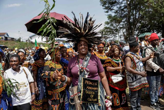 Supporters of Pope Leo XIV gather ahead of his arrival at Bamenda Airport in Bamenda, on the fourth day of an 11-day apostolic journey to Africa, on April 16, 2026. (Photo by Patrick MEINHARDT / AFP)