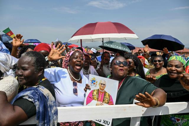 Supporters of Pope Leo XIV cheer as they wait for his arrival at Saint Joseph's Cathedral in Bamenda, on the fourth day of an 11-day apostolic journey to Africa, on April 16, 2026. (Photo by Alberto PIZZOLI / AFP)