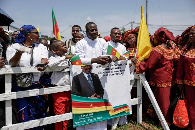 Supporters of Pope Leo XIV gather ahead of his arrival at Bamenda Airport in Bamenda, on the fourth day of an 11-day apostolic journey to Africa, on April 16, 2026. (Photo by Patrick MEINHARDT / AFP)