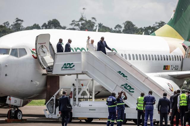 Pope Leo XIV (C) waves as he disembarks the plane upon his arrival at Bamenda Airport in Bamenda, on the fourth day of an 11-day apostolic journey to Africa, on April 16, 2026. (Photo by Patrick MEINHARDT / AFP)