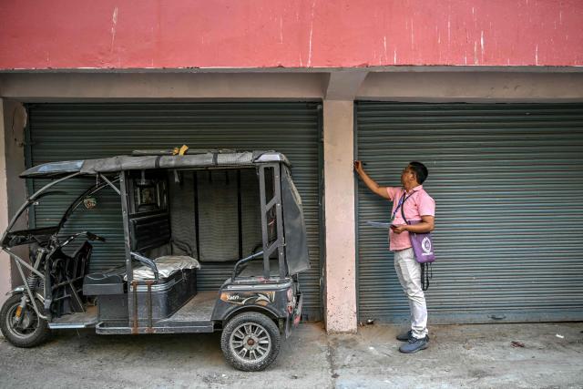 A census enumerator marks a building during the first phase of the census, in New Delhi on April 16, 2026. India launched the world's largest census on April 1, with more than three million officials to take part in a vast counting exercise over the next year. (Photo by Arun SANKAR / AFP)