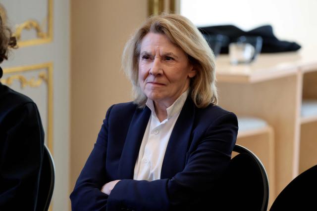 France's Culture Minister Catherine Pegard listens to actors during a theater workshop at the International City of French Language (Cite Internationale de la Langue Francaise) to promote 'disconnecting' and 'reading' as alternatives to screens as part of his fight to ban social networks for the youngest in the castle of Villers-Cotterets, northern France on April 16, 2026. In response to the explosion in screen time among 6- to 17-year-olds and the impact of algorithms on our children, Emmanuel Macron has pledged to ban social media for those under 15. (Photo by Ludovic MARIN / POOL / AFP)