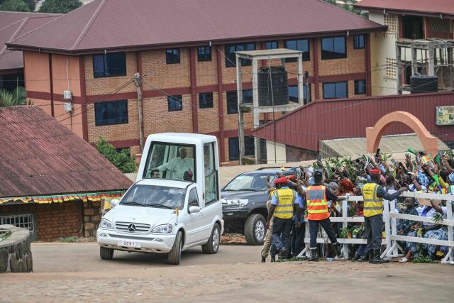 CORRECTION / Supporters cheer as Pope Leo XIV (L) arrives in the Popemobile at Saint Joseph's Cathedral in Bamenda, on the fourth day of an 11-day apostolic journey to Africa, on April 16, 2026. (Photo by Alberto PIZZOLI / AFP) / “The erroneous mention[s] appearing in the metadata of this photo by Alberto PIZZOLI has been modified in AFP systems in the following manner: [at Saint Joseph's Cathedral in Bamenda] instead of [leads the Holy Mass at Bamenda Airport in Bamenda,]. Please immediately remove the erroneous mention[s] from all your online services and delete it (them) from your servers. If you have been authorized by AFP to distribute it (them) to third parties, please ensure that the same actions are carried out by them. Failure to promptly comply with these instructions will entail liability on your part for any continued or post notification usage. Therefore we thank you very much for all your attention and prompt action. We are sorry for the inconvenience this notification may cause and remain at your disposal for any further information you may require.”