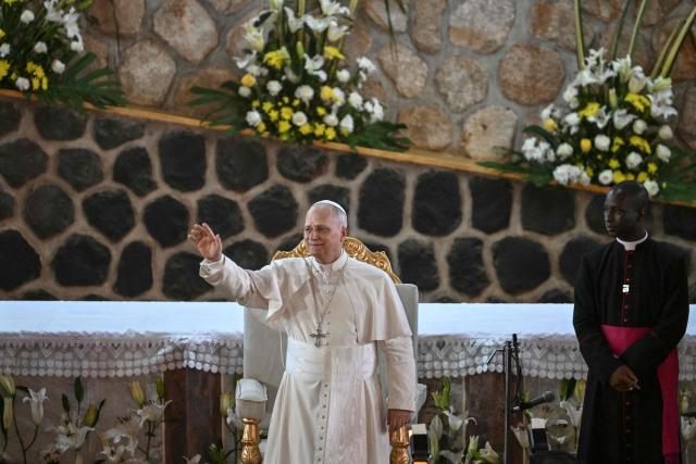 Pope Leo XIV (C) waves as he arrives at Saint Joseph's Cathedral in Bamenda, on the fourth day of an 11-day apostolic journey to Africa, on April 16, 2026. (Photo by Alberto PIZZOLI / AFP)
