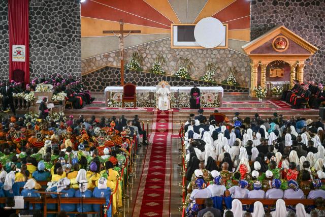 Pope Leo XIV (C) meets with the community of Bamenda at Saint Joseph's Cathedral in Bamenda, on the fourth day of an 11-day apostolic journey to Africa, on April 16, 2026. (Photo by Alberto PIZZOLI / AFP)