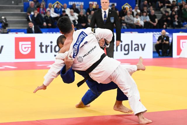 Georgia's Giorgi Sardalashvili (white) and France's Luka Mkheidze compete in the men's under 60 kg category gold medal bout at the Judo European Senior Championships 2026 in Tbilisi on April 16, 2026. (Photo by Vano SHLAMOV / AFP)