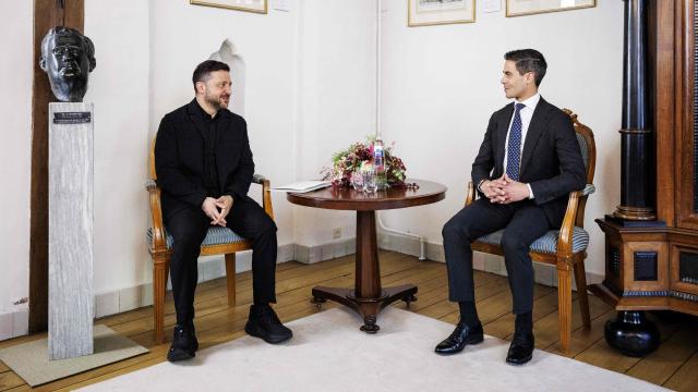 Prime Minister Rob Jetten (R) poses with Ukrainian President Volodymyr Zelensky ahead of their meeting following the presentation of the Four Freedoms Awards at the Abbey in Middelburg on April 16, 2026. (Photo by Robin VAN LONKHUIJSEN / ANP / AFP) / Netherlands OUT
