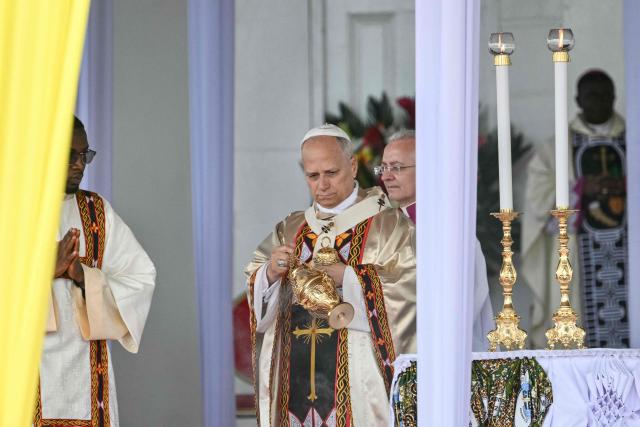 Pope Leo XIV (C) carries the thurible as he leads the Holy Mass at Bamenda Airport in Bamenda, on the fourth day of an 11-day apostolic journey to Africa, on April 16, 2026. (Photo by Alberto PIZZOLI / AFP)