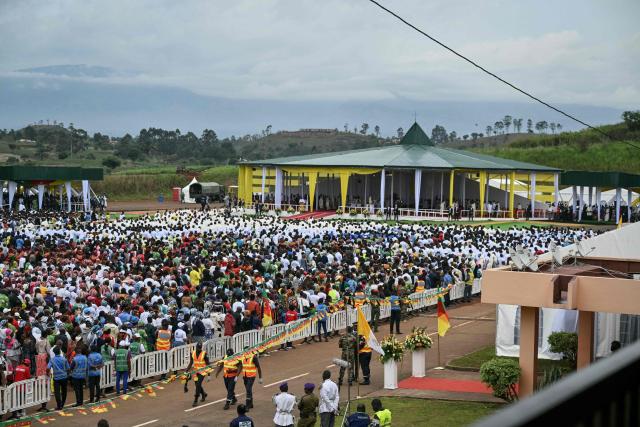 A general view of Cameroonian's attending the Holy Mass lead by Pope Leo XIV at Bamenda Airport in Bamenda, on the fourth day of an 11-day apostolic journey to Africa, on April 16, 2026. (Photo by Alberto PIZZOLI / AFP)