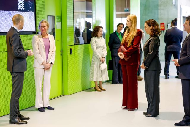 Princess Amalia of the Netherlands (C) visits with Amsterdam mayor Femke Halsema (2ndR) the AMOLF Nanolabs, where research into solar energy and the development of a sustainable and high-tech solar industry are explained to her, in Amsterdam on April 16, 2026. The visit was part of a two-day official tour of Amsterdam during which the princess met residents and representatives from the science, sport, culture, housing and social sectors. (Photo by Edwin Smulders / ANP / AFP) / Netherlands OUT