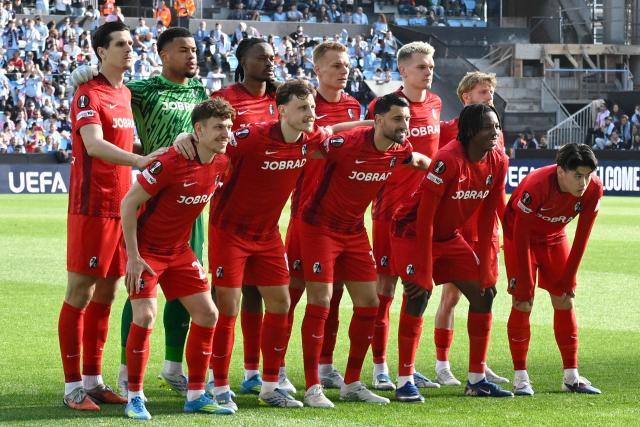 Freiburg players pose for a team photo before the UEFA Europa League quarter final second leg football match between RC Celta de Vigo and SC Freiburg at Balaidos Stadium in Vigo on April 16, 2026. (Photo by Miguel RIOPA / AFP)