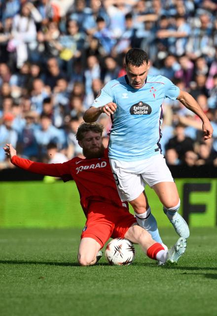 Celta Vigo's Spanish forward #09 Ferran Jutlga is tackled by Freiburg's German midfielder #19 Niklas Beste (L) during the UEFA Europa League quarter final second leg football match between RC Celta de Vigo and SC Freiburg at Balaidos Stadium in Vigo on April 16, 2026. (Photo by Miguel RIOPA / AFP)