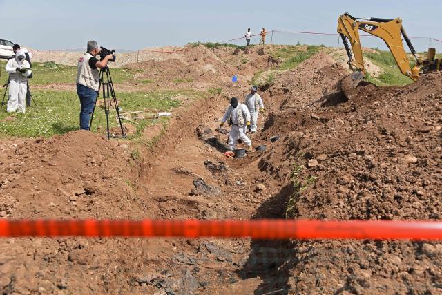 Forensic experts open a mass grave believed to contain the remains of dozens of people executed by the Islamic State (IS) group during its 2014 entry into the northern city of Mosul, when it captured the city from the Iraqi Army, in the Mushairifa area of Mosul on April 16, 2026.. Work began on April 16, to recover remains from a mass grave dating back to the period when the Islamic State was in control of the city of Mosul in northern Iraq, an official told Agence France-Presse. Ahmed al-Asadi, head of the teams excavating mass graves in Iraq, told AFP, “Today, our teams began the process of exhuming” remains from a mass grave located in the al-Haramat area west of Mosul in Nineveh province. (Photo by Zaid AL-OBEIDI / AFP)